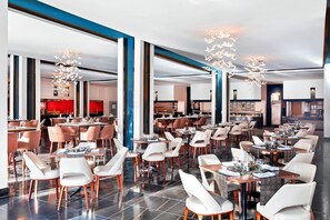 5 restaurants; breakfast, lunch, and dinner served
