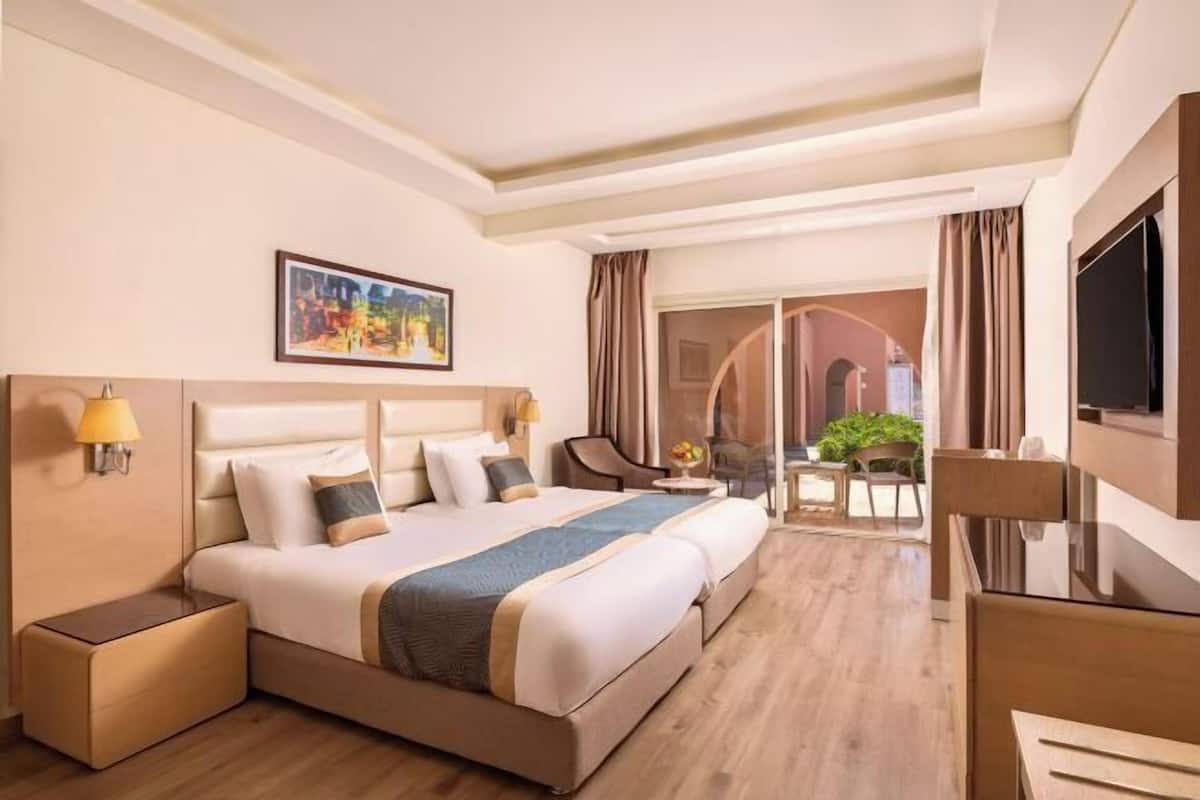 Luxe beddengoed, een minibar, een kluis op de kamer, een bureau