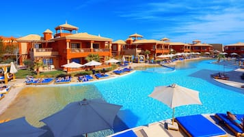 7 piscinas al aire libre, sombrillas, sillones reclinables de piscina