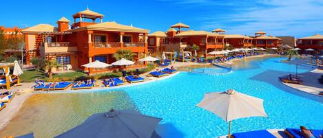 7 utendørsbassenger, bassengparasoller og solsenger