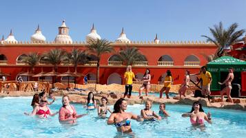 7 piscinas al aire libre, sombrillas, sillones reclinables de piscina