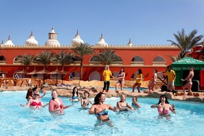 7 AuĂenpools, Sonnenschirme, LiegestĂŒhle