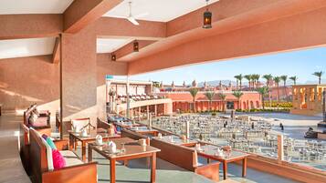 5 restaurants; breakfast, lunch and dinner served