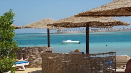 Playa privada, camastros, sombrillas y toallas de playa