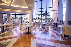 4 か所のレストラン、朝食、ランチ、ディナーに営業 (多国籍料理)