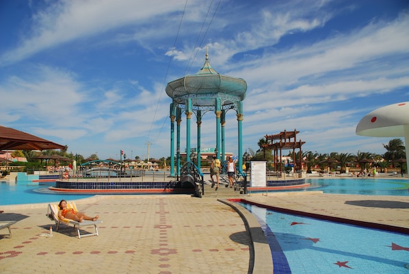 Alberca al aire libre y sombrillas en la alberca