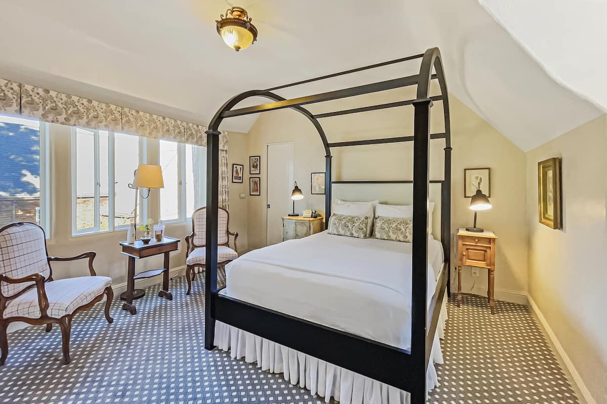 standard room, 1 queen bed, courtyard area | premium bedding, minibar, in-room safe, blackout curtains