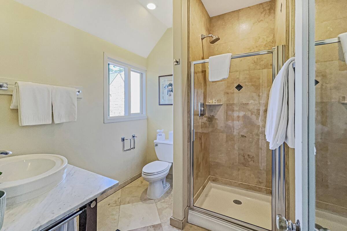 standard room, 1 queen bed, courtyard area | premium bedding, minibar, in-room safe, blackout curtains