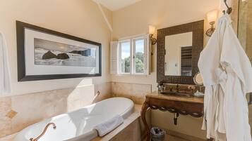 Habitación estándar, 1 cama King size, en el área del patio | Baño | Secadora de cabello, batas, pantuflas, toallas