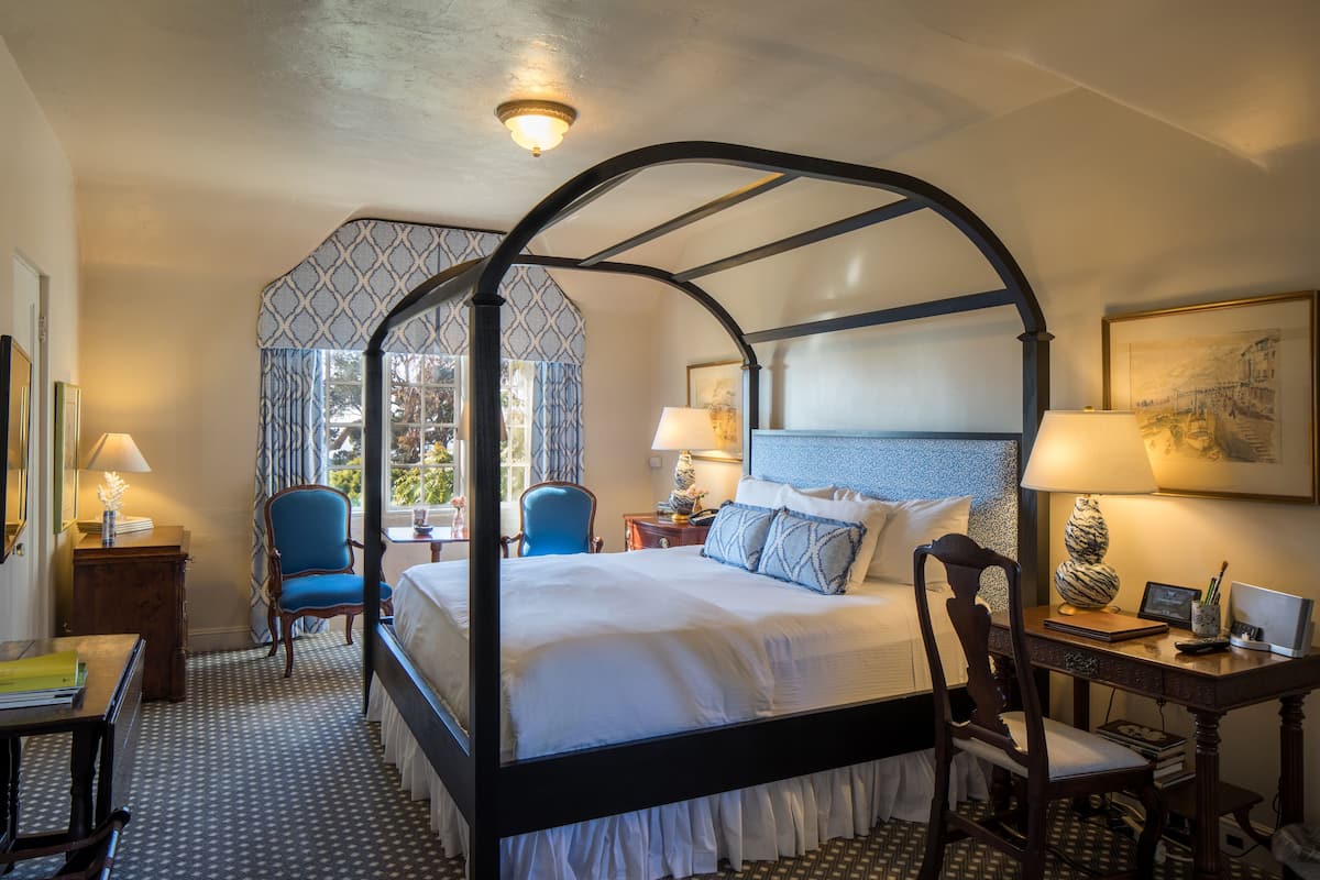 Premium Room, 1 King Bed, Partial Ocean View | Premium bedding, minibar, in-room safe, blackout drapes