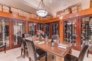 供应晚餐，加州菜，室外就餐