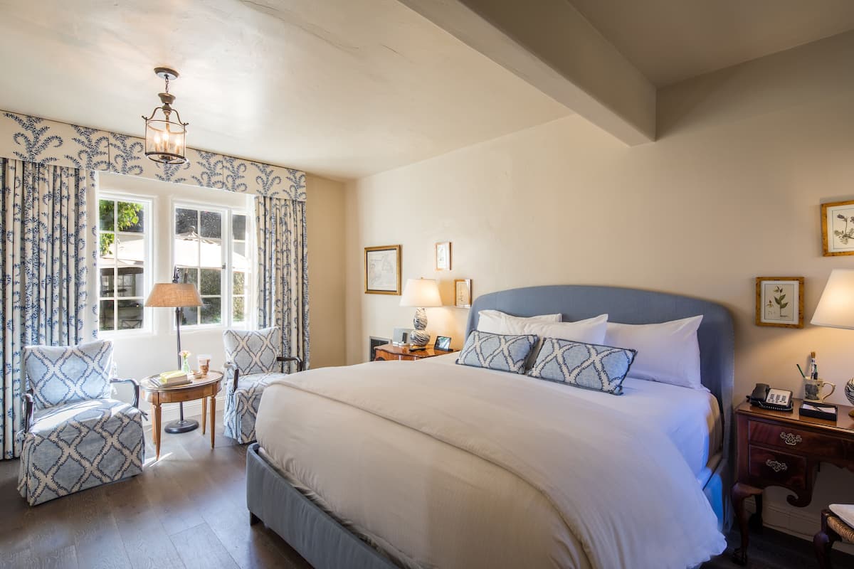 Standard Room, 1 King Bed, Courtyard Area | Premium bedding, minibar, in-room safe, blackout drapes