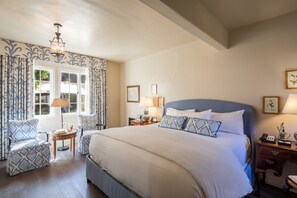 Standard Room, 1 King Bed, Courtyard Area