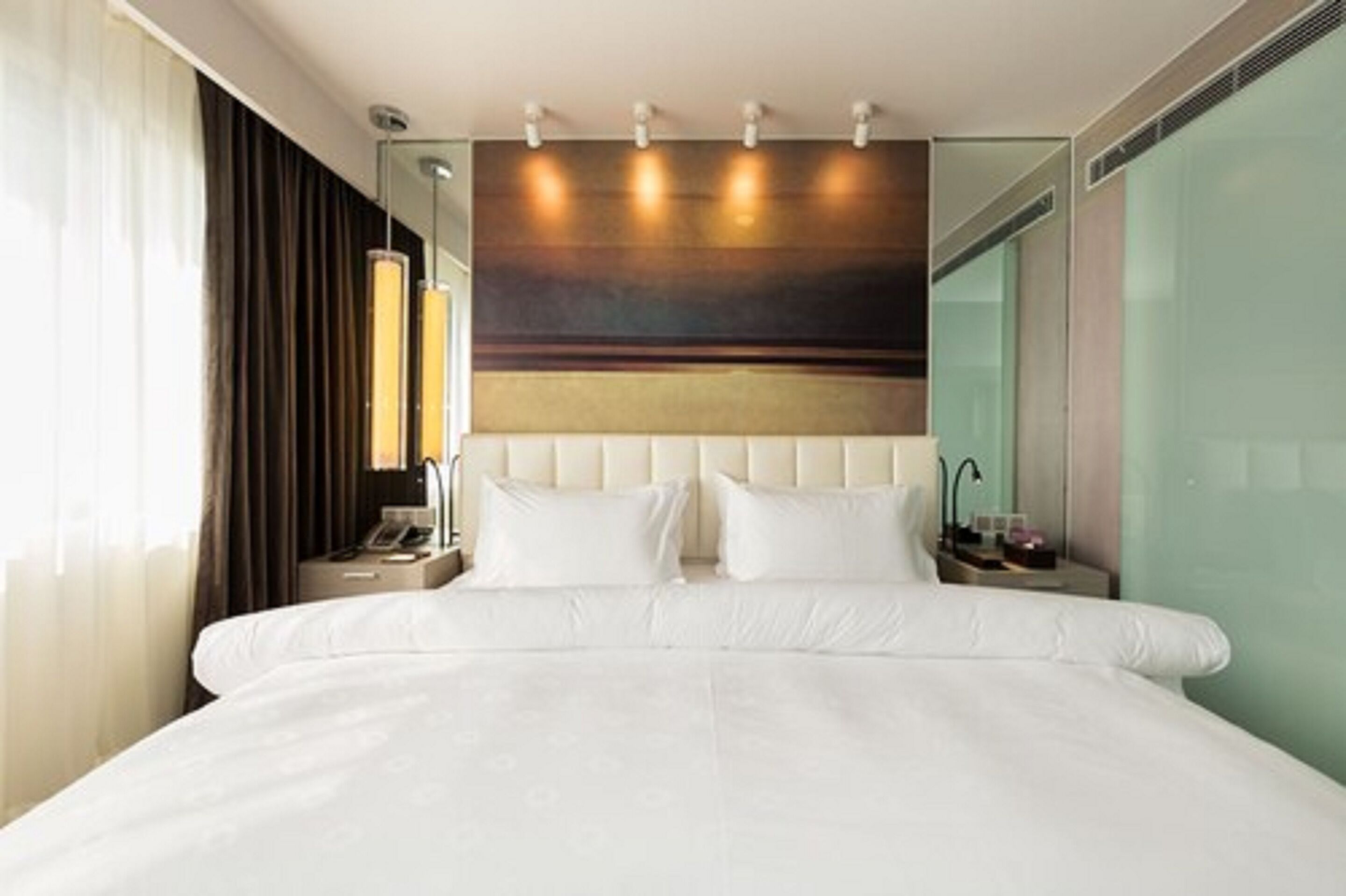 susd ultra sassy double suite | premium bedding, down duvets, desk, blackout curtains