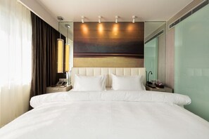SUSD Ultra Sassy Double Suite | Premium bedding, down duvets, desk, blackout curtains - JinJiang Metropolo Hua Ting Guest House (Shanghai)