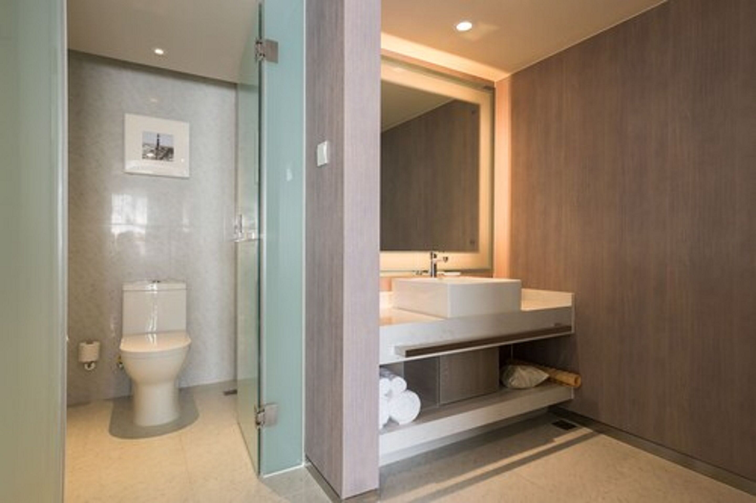 susd ultra sassy double suite | premium bedding, down duvets, desk, blackout curtains