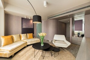 SUSD Ultra Sassy Double Suite | Premium bedding, down duvets, desk, blackout curtains - JinJiang Metropolo Hua Ting Guest House (Shanghai)