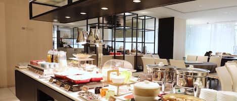 Daily full breakfast (CNY 58 per person)
