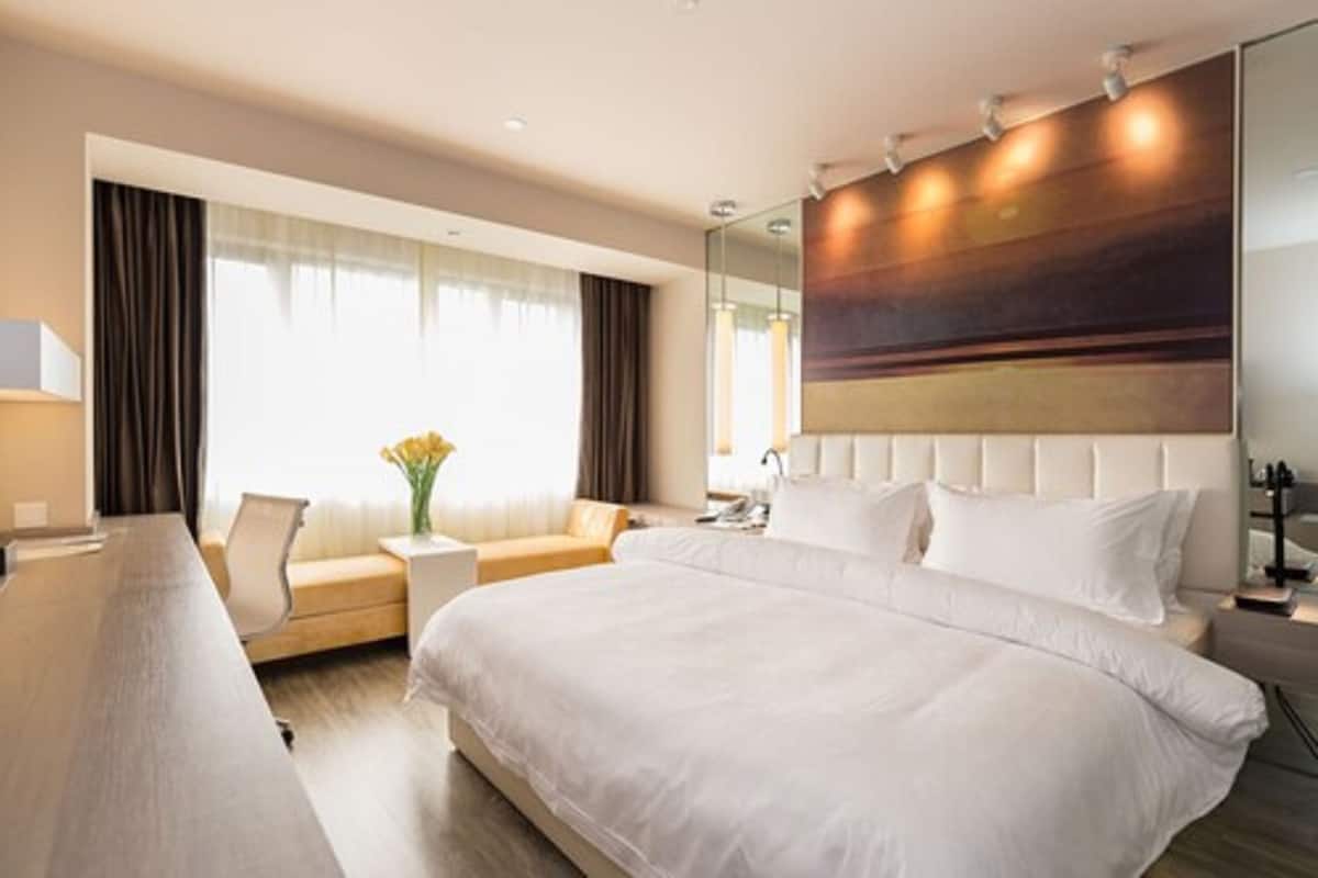OESD Extreme Sassy Double Room | Premium bedding, down duvets, desk, blackout curtains