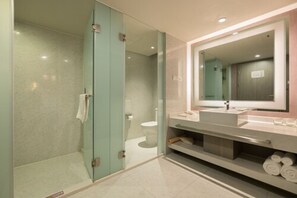 Doppelzimmer | Badezimmer | Kostenlose Toilettenartikel, Haartrockner, Hausschuhe, Handtücher