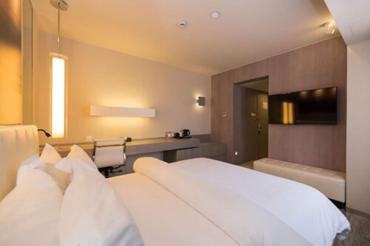 OSYD Sassy Double Room  | Premium bedding, down duvets, desk, blackout curtains