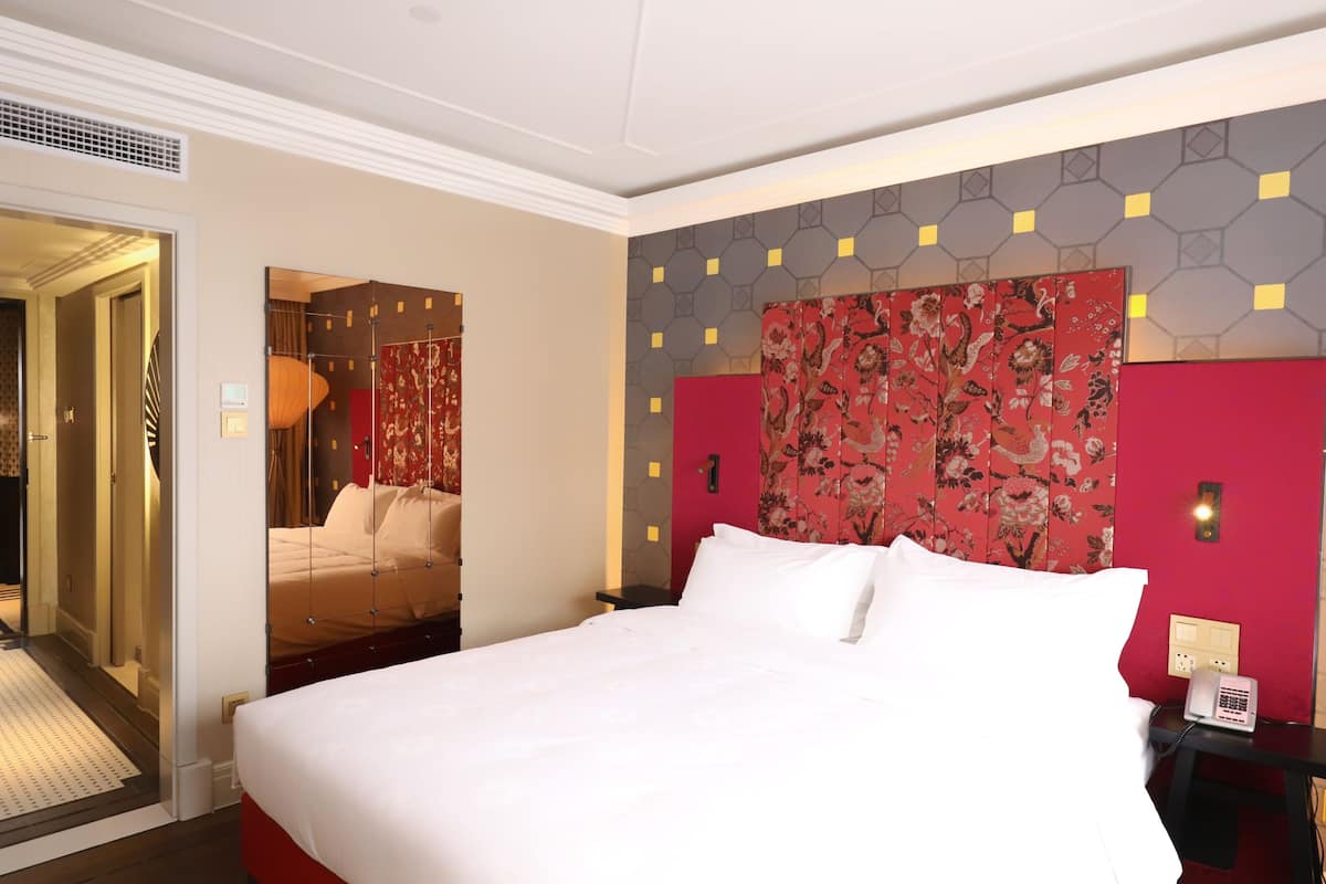 Ultra Sassy Double Room  | Premium bedding, down duvets, desk, blackout curtains