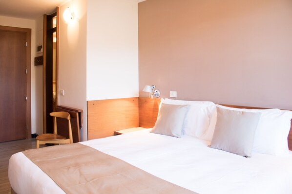 Habitació doble clàssica | Minibar, caixa forta a l'habitació, escriptori i bressols 