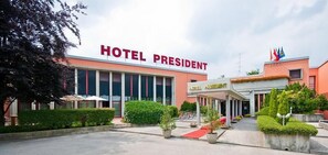 Front of property - evening/night - Grand Hotel President (Spilimbergo)