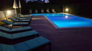Seasonal outdoor pool, open 10:00 AM to 7:00 PM, pool loungers - Grand Hotel President (Spilimbergo)