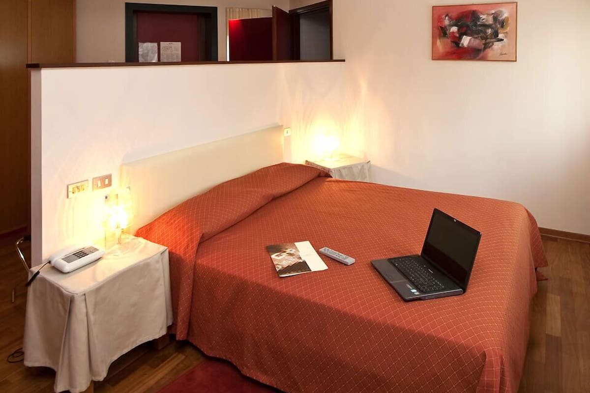 standard double or twin room | 1 bedroom, minibar, in-room safe, desk