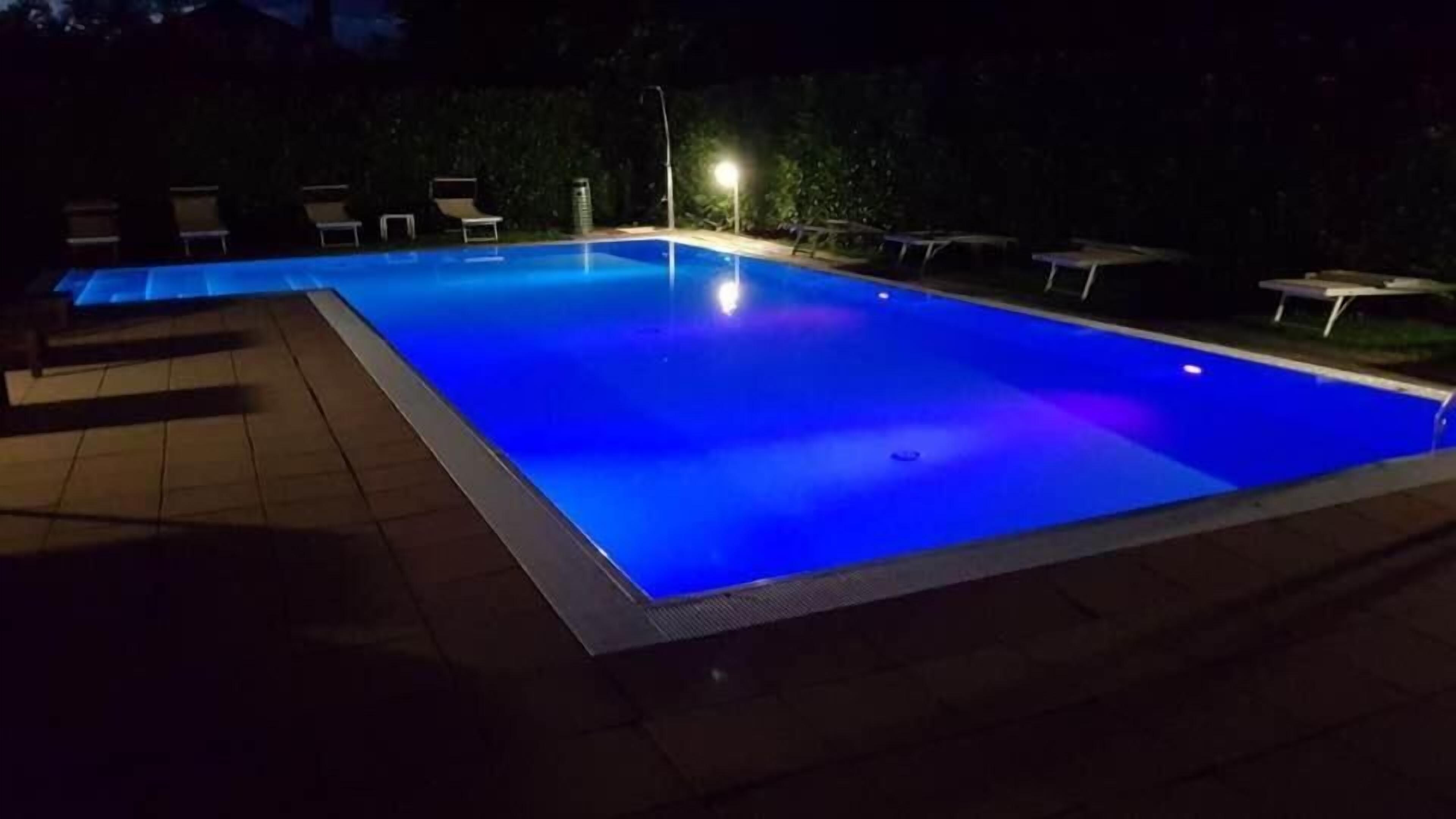 seasonal outdoor pool, open 10:00 am to 7:00 pm, pool loungers