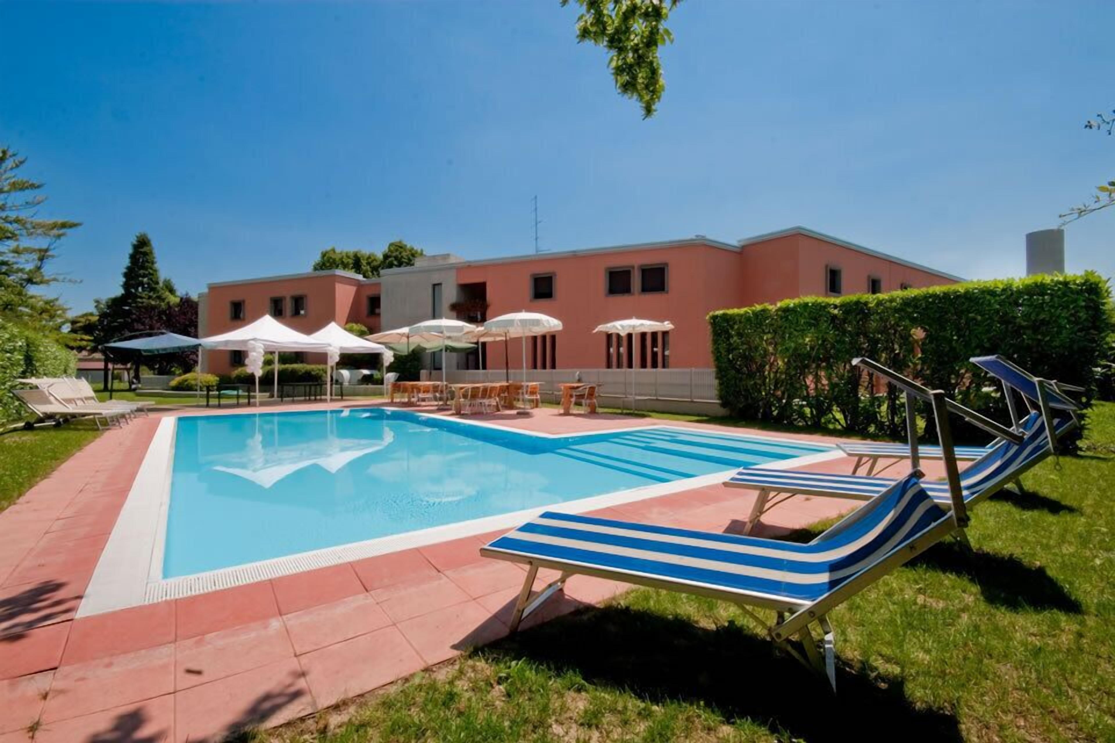 seasonal outdoor pool, open 10:00 am to 7:00 pm, pool loungers