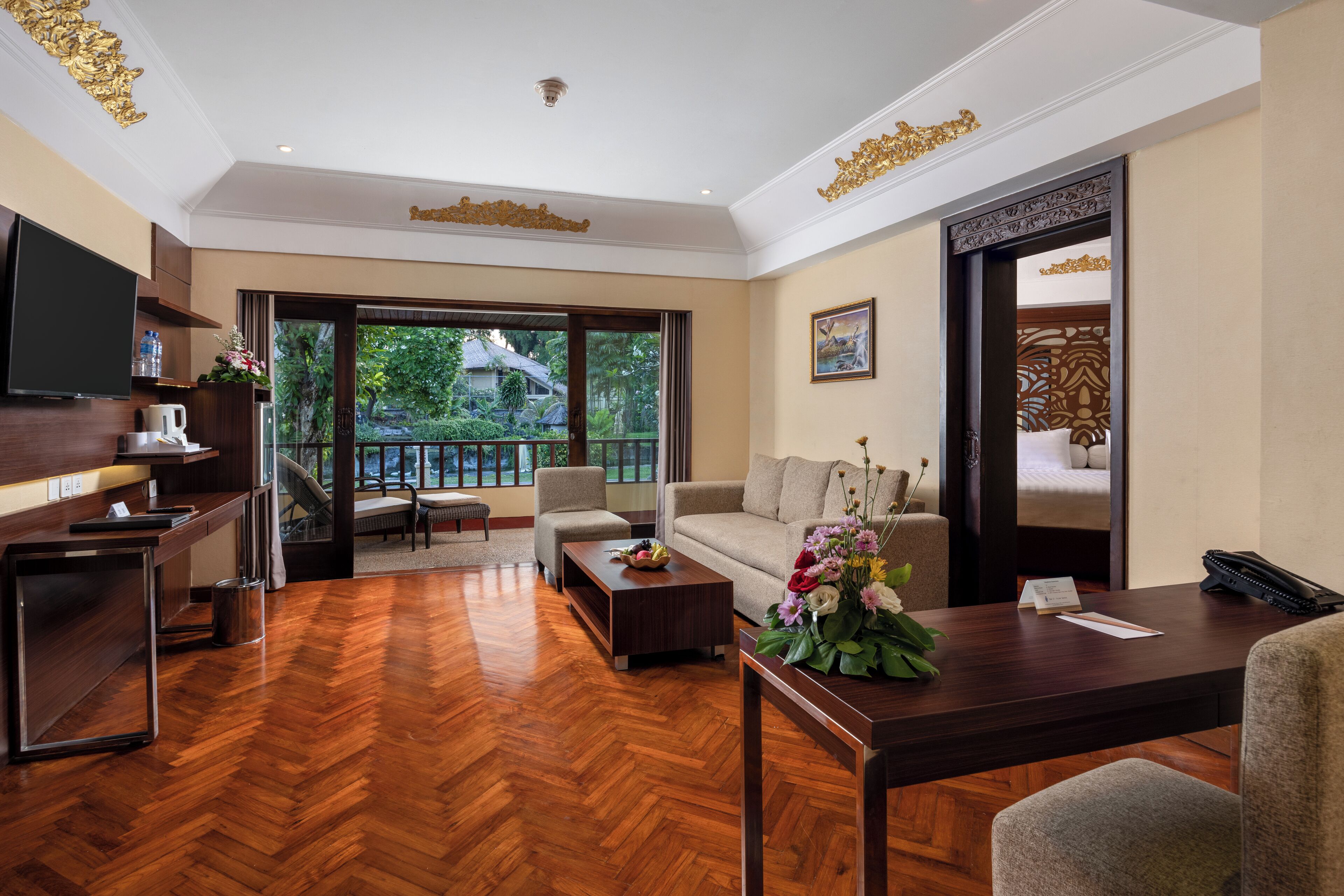 club suite, balcony, garden view | 1 bedroom, minibar, in-room safe, desk