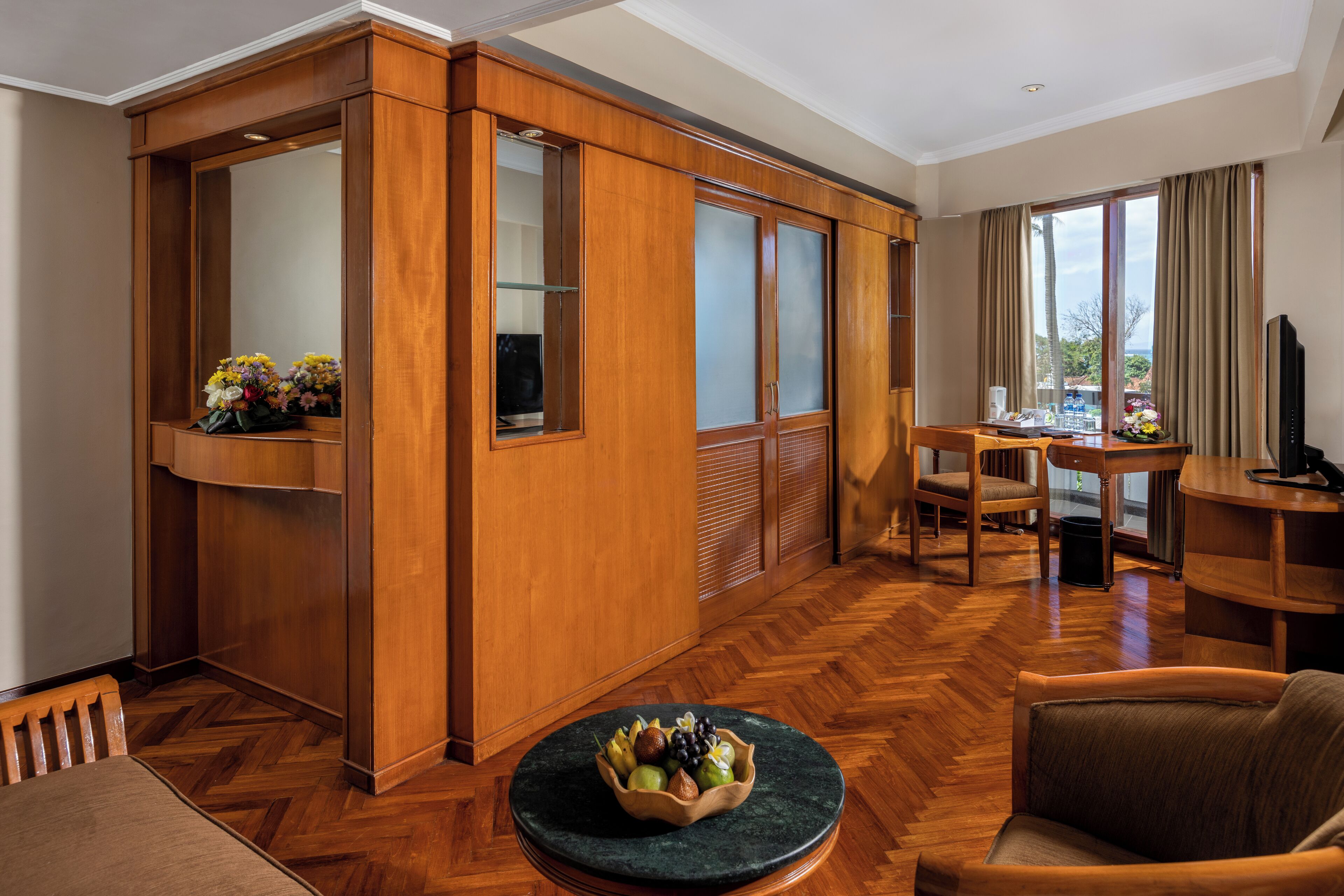 suite (corner) | 1 bedroom, minibar, in-room safe, desk