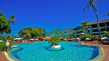 Piscine extérieure, parasols de plage, chaises longues