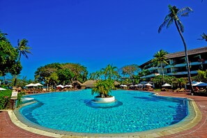 Outdoor pool, pool umbrellas, sun loungers - Prama Sanur Beach Bali (Denpasar)