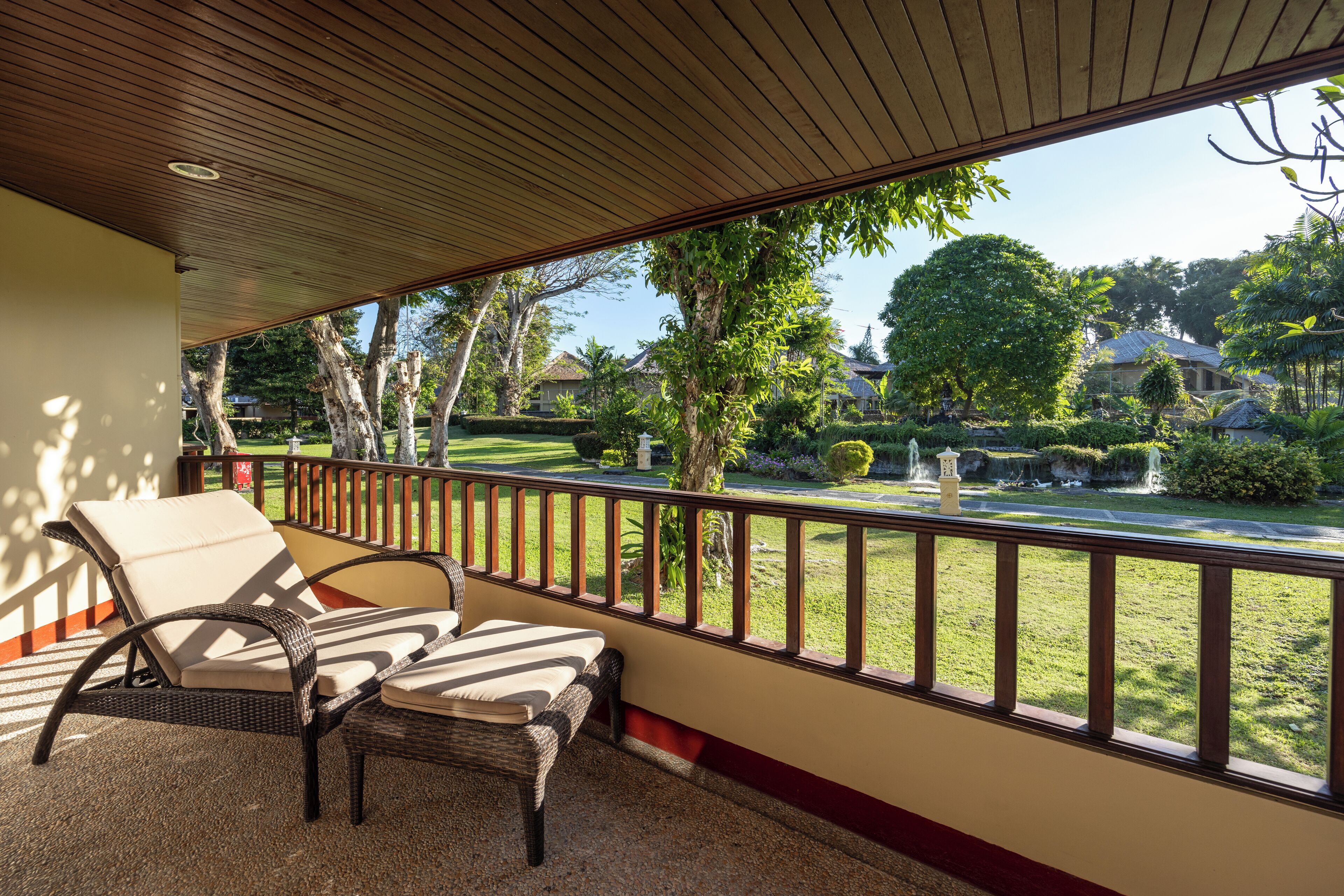 Club Suite, Balcony, Garden View | Minibar, coffres-forts dans les chambres, bureau, rideaux occultants