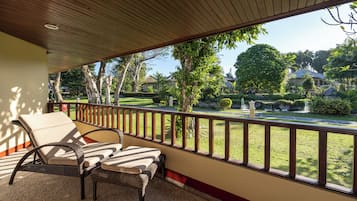 Club Suite, Balcony, Garden View | Minibar, coffres-forts dans les chambres, bureau, rideaux occultants