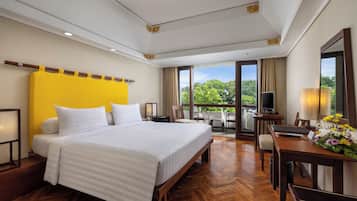 Minibar, coffres-forts dans les chambres, bureau, rideaux occultants