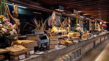 3 间餐厅,供应早餐、午餐和晚餐,印尼菜