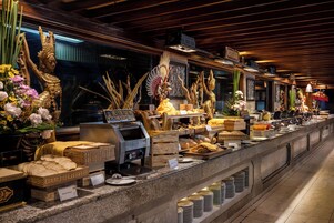 3 restoran, melayani sarapan, makan siang; sajian masakan Indonesia