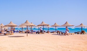 Private beach, beach umbrellas, beach volleyball, beach bar - Dexon Roma Hotel & Aqua Park (Hurghada)