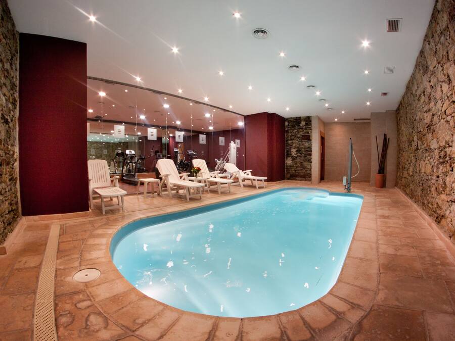 Innenpool, LiegestĂŒhle