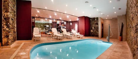 Indoor pool, sun loungers