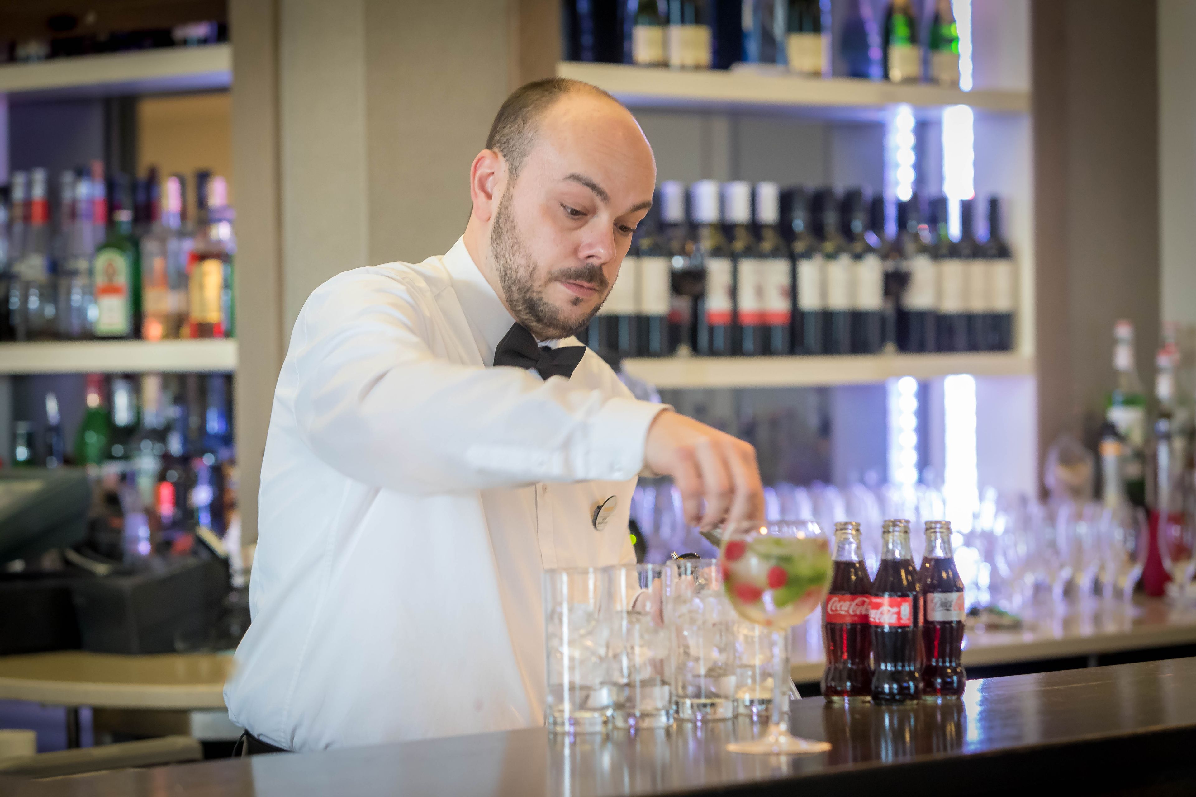 serves breakfast, lunch and dinner