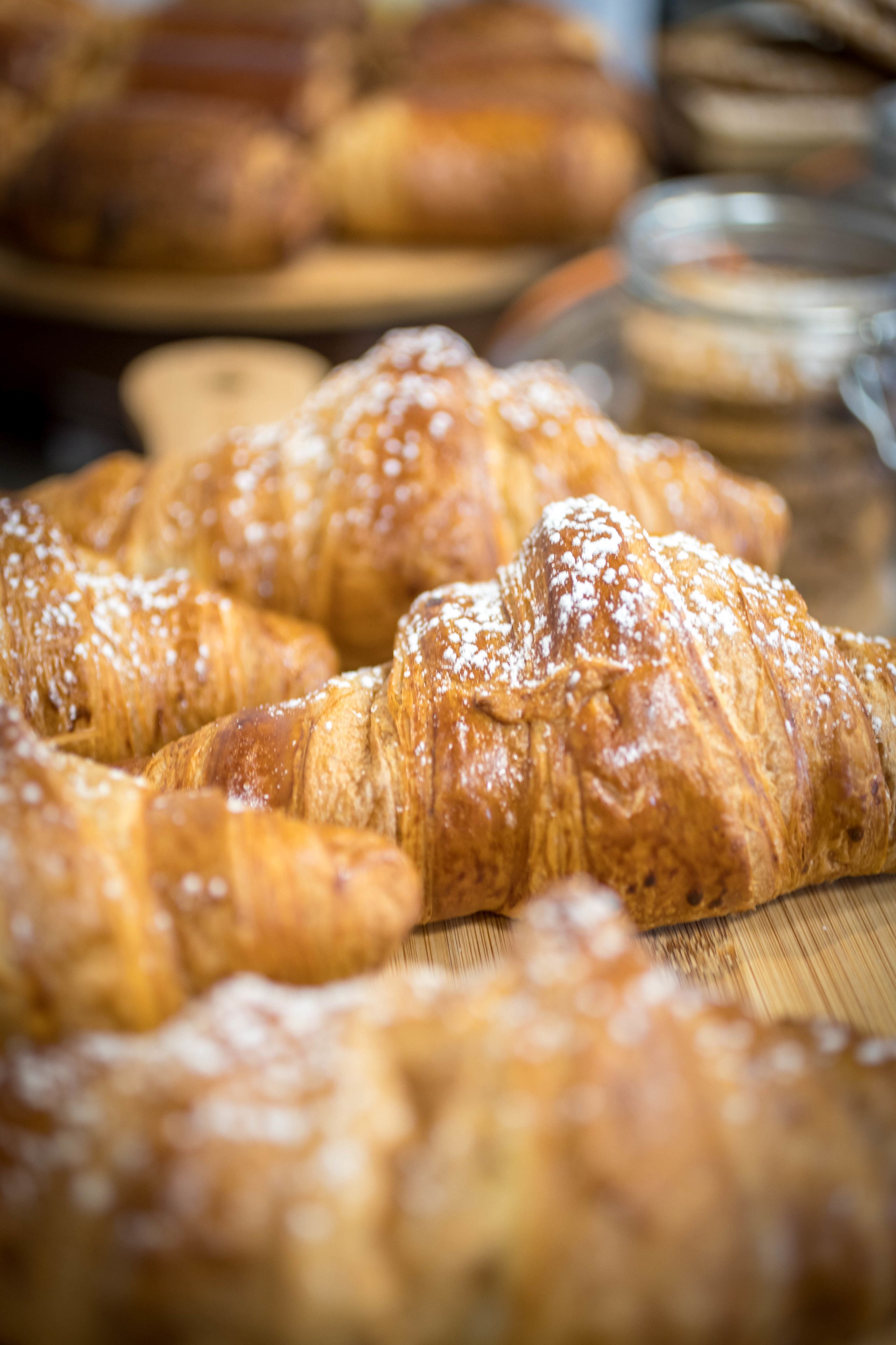 serves breakfast, lunch and dinner