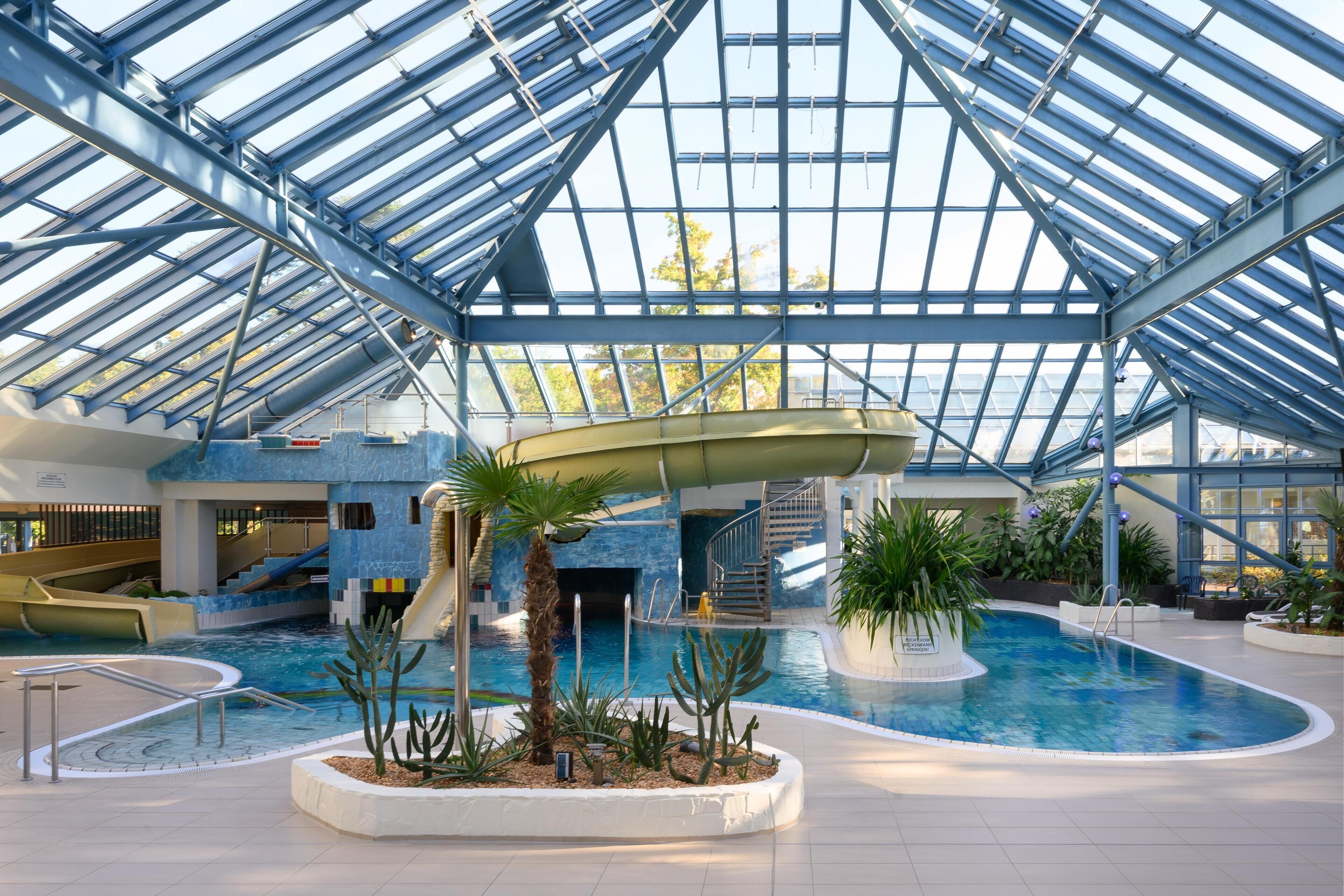 Kolam renang indoor