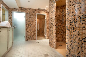 Salas para tratamentos a dois, sauna seca, banheira de hidromassagem