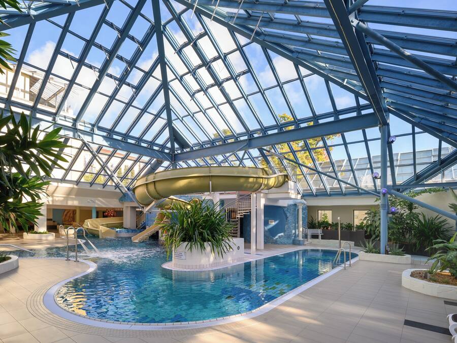 Piscina interna, espreguiçadeiras