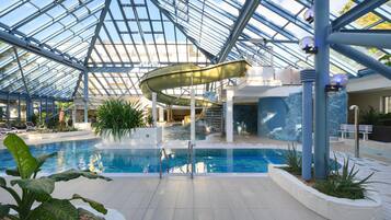 Indoor pool, sun loungers